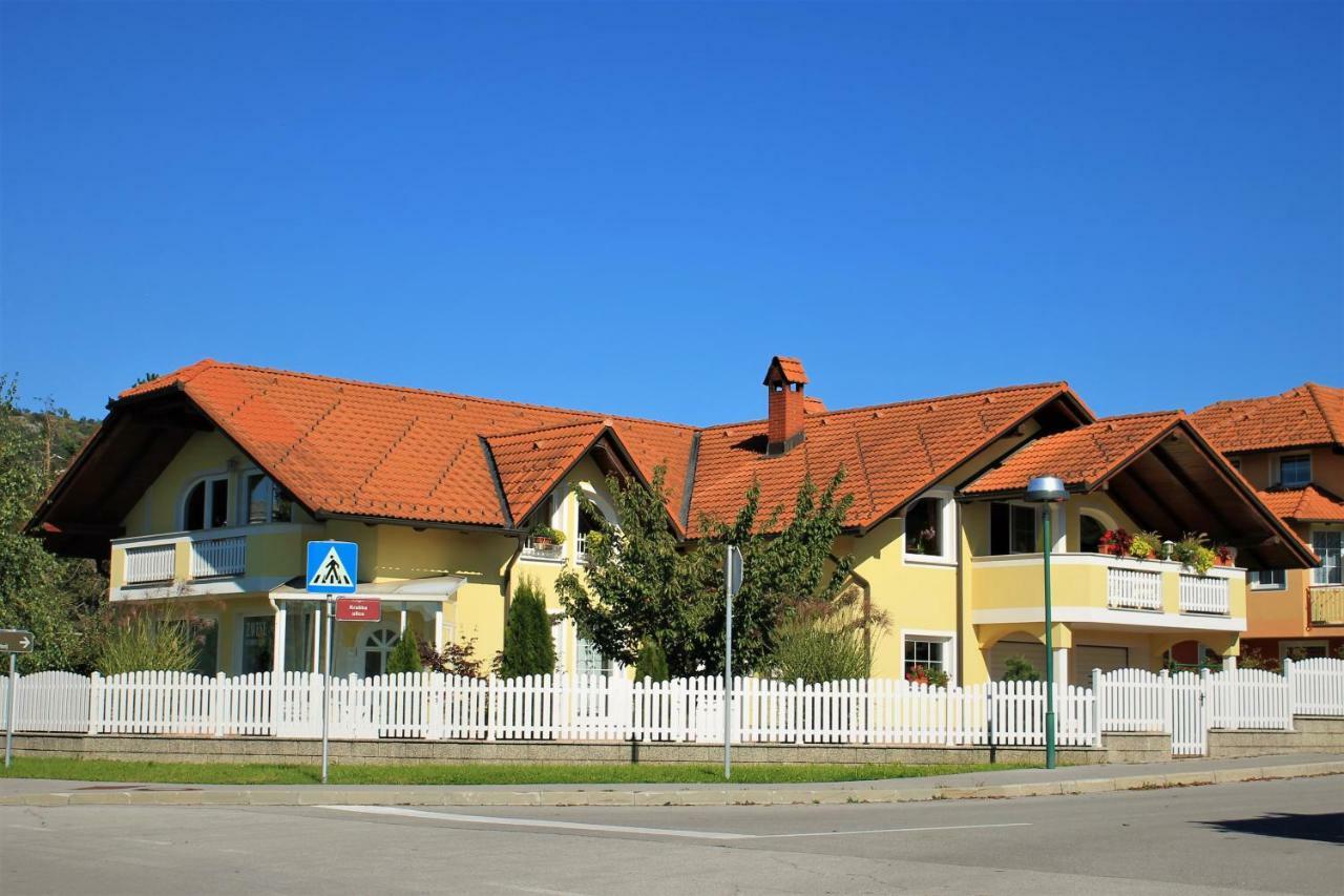Yellow Dreamhouse โพสโตยนา ภายนอก รูปภาพ