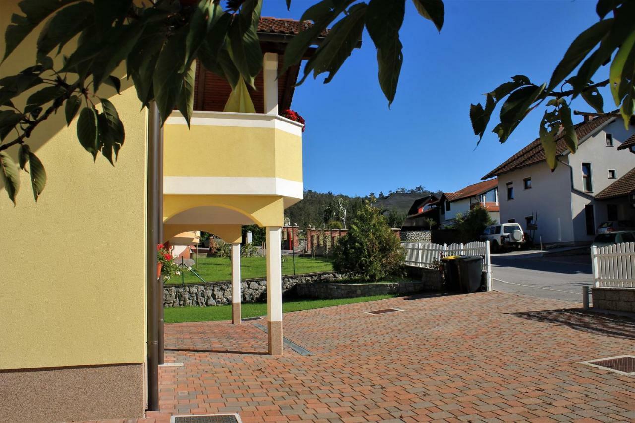 Yellow Dreamhouse โพสโตยนา ภายนอก รูปภาพ