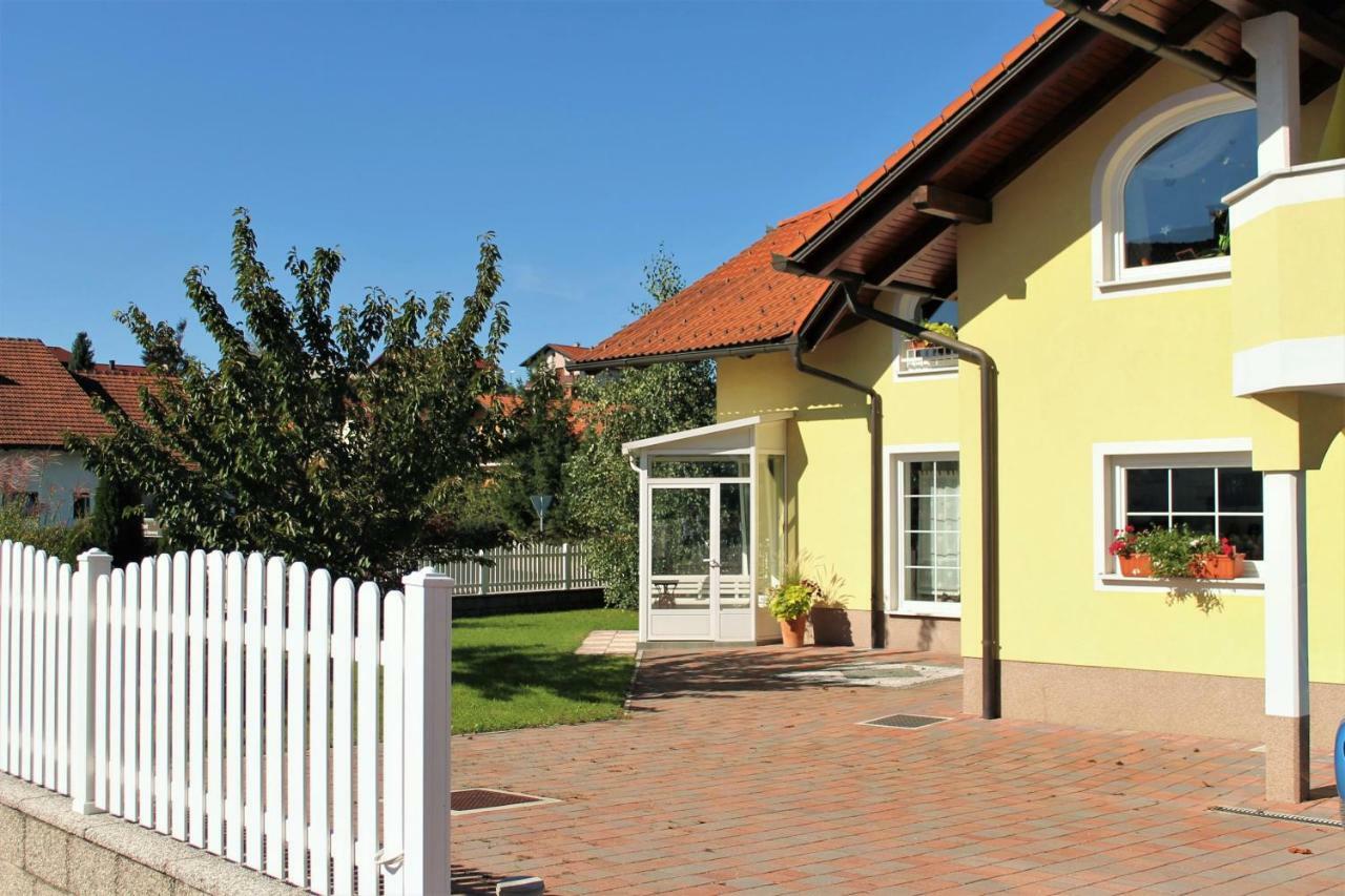Yellow Dreamhouse โพสโตยนา ภายนอก รูปภาพ