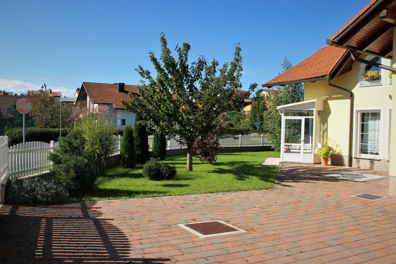Yellow Dreamhouse โพสโตยนา ภายนอก รูปภาพ